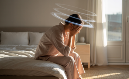 Overthinking stoppen. Person sitzt im Bett und wirkt nachdenklich – Darstellung von Overthinking und Grübeln sowie dem Versuch, Gedankenkreisen zu stoppen