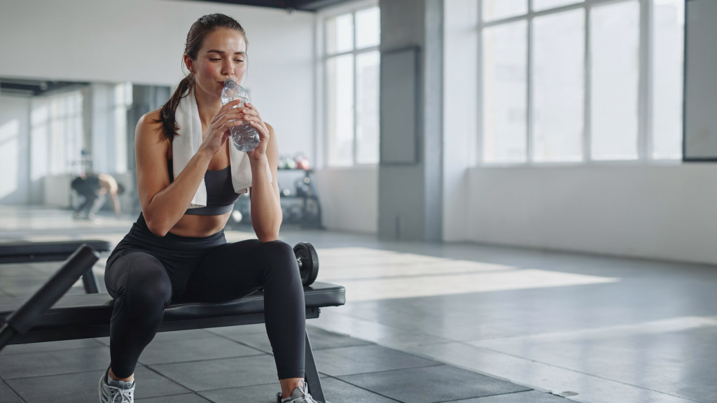 Regeneration nach dem Training – erschöpfte Sportlerin erholt sich nach einem intensiven Workout